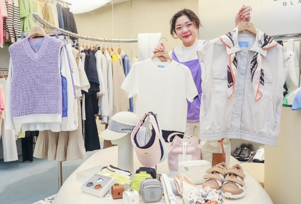 서울 강남구에 위치한 현대백화점 무역센터점 랑방블랑 매장에서 직원이 골프웨어 상품을 소개하고 있는 모습. / 제공:현대백화점