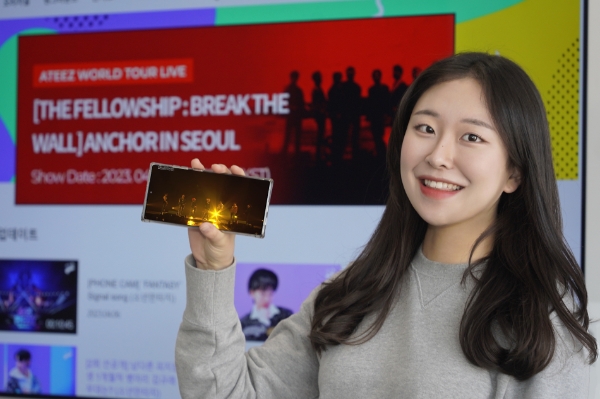 LG유플러스가 전 세계 K팝 팬들에게 많은 사랑을 받고 있는 ‘에이티즈(ATEEZ)’의 콘서트를 자사 K팝 아이돌 전문 미디어 플랫폼인 ‘아이돌플러스’에서 독점 생중계한다. 사진은 아이돌플러스의 에이티즈 콘서트 소개 페이지와 에이티즈 무대를 소개하는 LG유플러스 모델의 모습. / 제공:LG유플러스