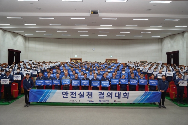 현대로템 노사가 안전실천 결의대회에 참석한 모습. / 제공:현대로템