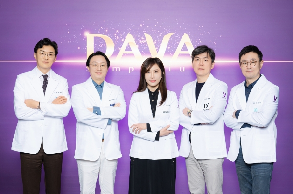 턱밑 지방 개선 주사제 ‘브이올렛’ 홍보대사 겸 자문의 그룹 ‘DAVA’(왼쪽부터 브이성형외과 최원석 원장, 압구정오라클피부과 박제영 원장, 리노보의원 김자영 원장, 닥터스피부과 신사점 성현철 원장, 피어나클리닉 최호성 원장)