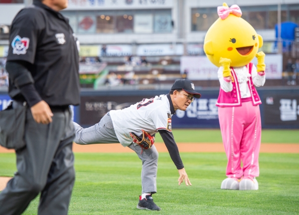 S-OIL 안종범 수석부사장(가운데)이 14일 수원 KT위즈파크에서 열린 KBO리그 KT위즈 대 한화이글스 경기 시구를 하고 있다.