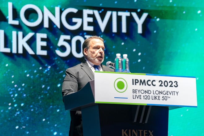 2023 국제정밀의료센터 컨퍼런스(IPMCC)에서 주제 발표중인 로버트 하리리((Robert Hariri) 박사