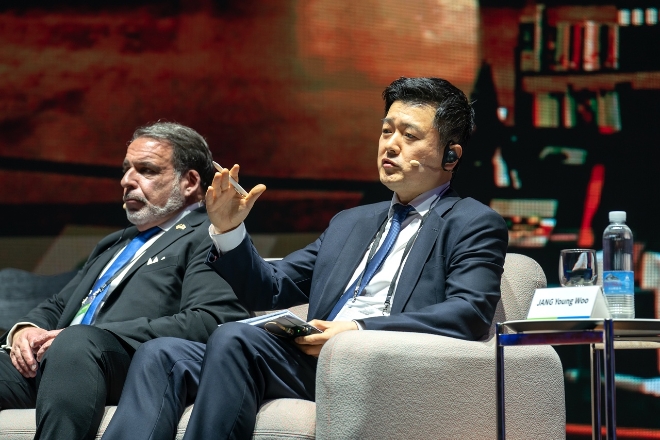 2023 국제정밀의료센터 컨퍼런스(IPMCC) 종합토론 중인 장영우 회장