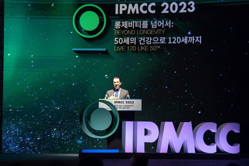 2023 국제정밀의료센터 컨퍼런스(IPMCC)에서 주제 발표중인 스콧 고틀리브(Scott Gottlieb) 국장