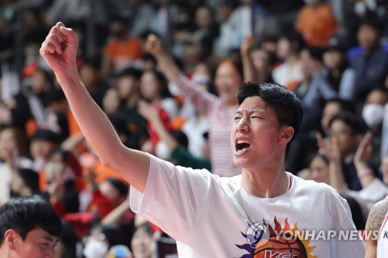 (고양=연합뉴스) 17일 고양체육관에서 열린 2022-2023 SKT 에이닷 프로농구 4강 플레이오프 3차전 고양 캐롯과 안양 KGC인삼공사 경기에서 안양 양희종이 문성곤이 골밑슛 성공 후 추가 자유투를 얻어내자 환호하고 있다.