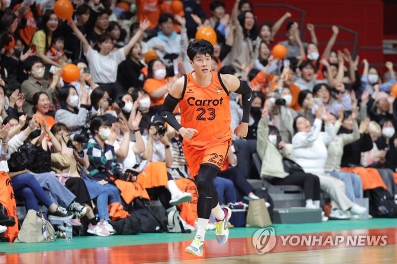 (고양=연합뉴스) 17일 고양체육관에서 열린 2022-2023 SKT 에이닷 프로농구 4강 플레이오프 3차전 고양 캐롯과 안양 KGC인삼공사 경기에서 고양 전성현이 3점슛을 성공한 뒤 백코트하고 있다.