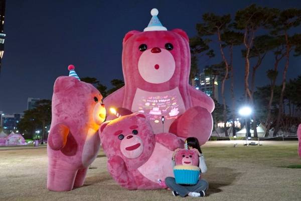 시민들이 초대형 '벨리곰'과 함께 한 단독 파티에서 기념 사진을 찍으며 즐거운 시간을 보내고 있다. / 제공:롯데홈쇼핑