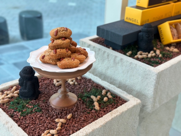 제주 우도 땅콩을 활용한 엔제리너스 제주공항야외광장점의 ‘엔제르방’