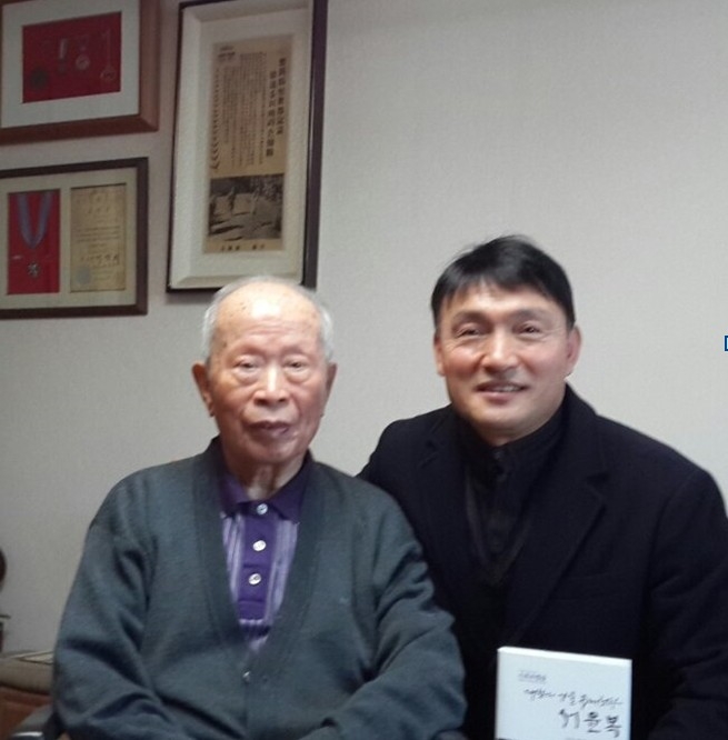 2016년 3월6일 와병 중이신 서윤복(왼쪽) 선생님을 위로 방문했을 때의 모습. 오른쪽이 필자. [김원식 촬영]  
