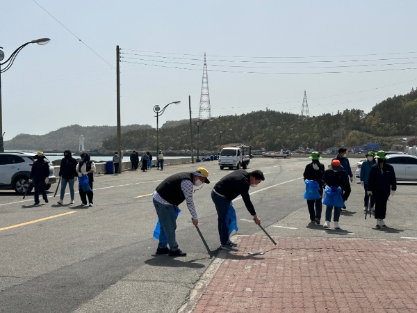 환경정화활동 (사진제공 = 진도군)