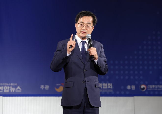 지시간 18일 오후 일본 도쿄에서 김동연 경기도지사가 세계한인무역협회(월드옥타) 주최 ‘제24차 세계대표자대회’ 개회식에 참석해 기조강연을 하고 있다./ 사진 = 경기도뉴스포털