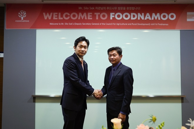 김영문 푸드나무 대표(왼쪽)와 속실로 캄보디아 농림부 차관이 악수를 나누고 있다. [사진=푸드나무]