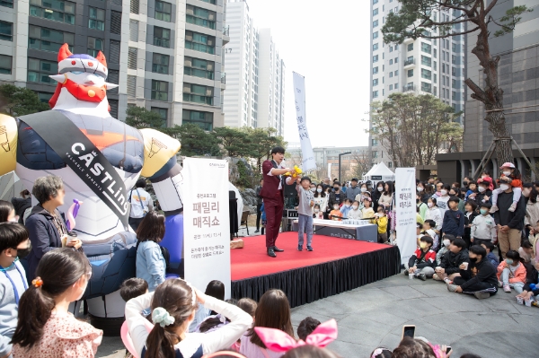 고덕롯데캐슬베네루체 단지에서 롯데캐슬 입주민들이 봄맞이 단지의 날 행사에 참여하고 있다. / 제공:롯데건설