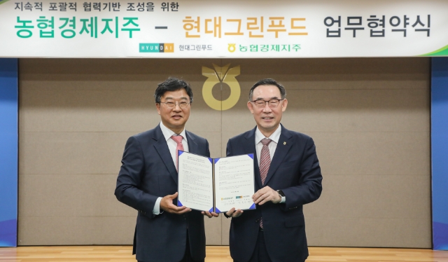 19일 서울시 중구 농협중앙회 본관에서 박홍진 현대그린푸드 사장(사진 왼쪽)과 우성태 농협경제지주 대표(오른쪽)가 국산 농식품 판로 확대를 위한 합의각서(MOA) 체결식을 마치고 기념 촬영을 하고 있다.