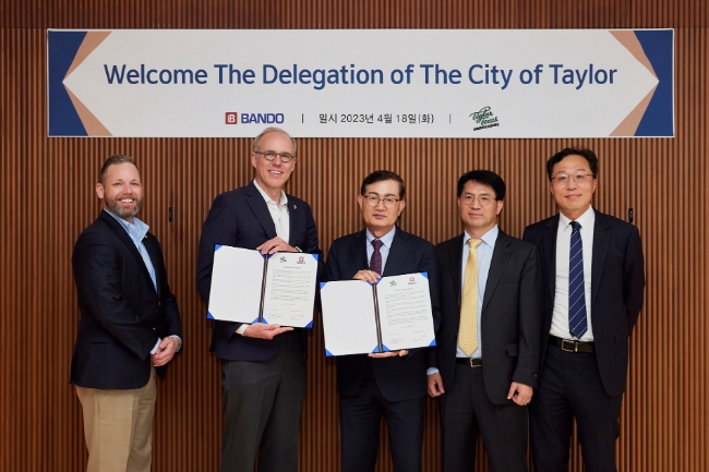 반도건설 김용철 사장(사진 가운데)과 미국 테일러시 브랜드 라이델(사진 왼쪽 두번째) 시장이 테일러시 개발사업 협력을 위한 MOI를 체결하고 기념사진을 촬영하고 있다.