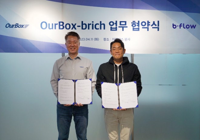 사진=이커머스 통합 플랫폼 ‘비플로우’ 운영사 브리치(주)와 AI특허 풀필먼트 아워박스(주)는 판매-물류서비스 고도화를 위한 전략적 협업식을 가졌다.(사진 왼쪽 아워박스 박철수 대표, 오른쪽 브리치 이진욱 대표)