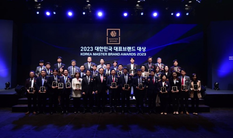 19일 서울 신라호텔에서 열린 ‘2023 대한민국 대표브랜드 대상’ 시상식에서 결혼정보서비스 브랜드 부문 대상을 수상한 박수경 대표이사가 기념 촬영을 하고 있다.
