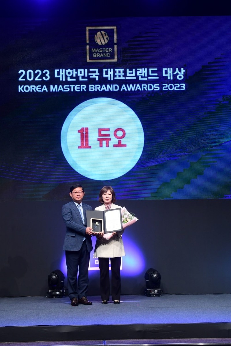 19일 서울 신라호텔에서 열린 ‘2023 대한민국 대표브랜드 대상’ 시상식에서 결혼정보서비스 브랜드 부문 대상을 수상한 박수경 대표이사가 기념 촬영을 하고 있다.