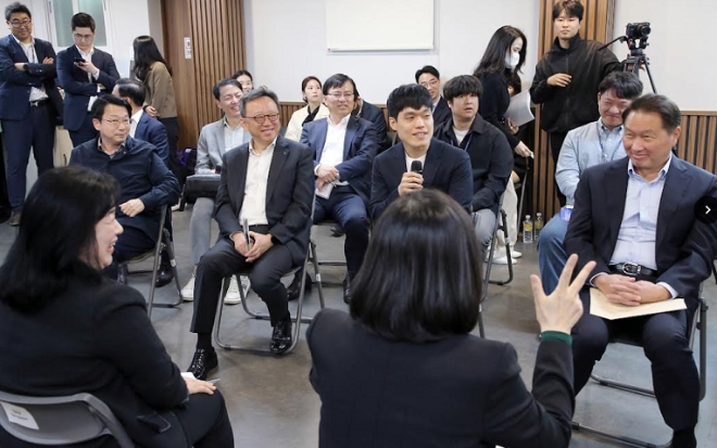 경기도 군포시에 위치한 경기남부 청소년자립지원관에서 진행된 ‘제2차 다함께 나눔프로젝트 후원금 전달식’ 간담회 모습. 맨 오른쪽이 최태원 SK그룹 회장이다. /사진 = 신한은행 제공