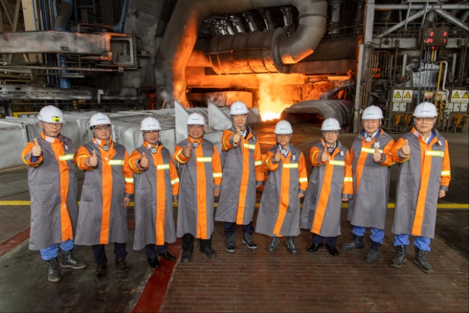 19일 한덕수 국무총리와 정부 관계부처 및 지자체에서 단일 규모로 세계 최대인 포스코 광양제철소를 방문했다. 포스코그룹은 광양제철소 동호안 부지에 이차전지소재·수소 등 신사업 추진을 검토 중이며, 정부는 규제 혁신을 통해 포스코그룹의 신사업 추진을 지원하기로 했다. (사진 왼쪽부터) 포스코 광양제철소 고재윤 선강담당 부소장, 국무조정실 이정원 국무2차장, 정인화 광양시장, 국가균형발전위원회 이정현 전략기획위원장, 한덕수 국무총리, 포스코 김학동 부회장, 국토교통부 이원재 1차관, 포스코홀딩스 양원준 커뮤니케이션팀장, 포스코 광양제철소 이진수 소장.