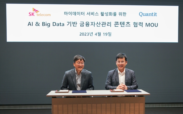 SK텔레콤과 AI 핀테크기업 퀀팃(대표 한덕희)은 AI와 빅데이터에 기반한 금융자산 관리 콘텐츠 서비스 분야에서 상호 협력하기로 MOU를 체결했다고 20일 밝혔다. SK텔레콤 장홍성 AdTech CO 담당(왼쪽)과 퀀팃 한덕희 대표.