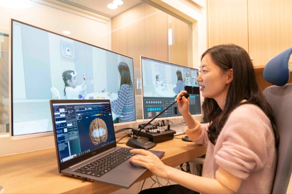 SK텔레콤과 서울대학교병원은 AI를 활용해 영유아의 자폐스펙트럼장애 여부와 장애 정도를 조기에 정확히 진단하기 위한 전용공간 ‘영유아 발달진단 AI 리빙랩’을 구축했다고 20일 밝혔다. / 사진 = SK텔레콤 제공