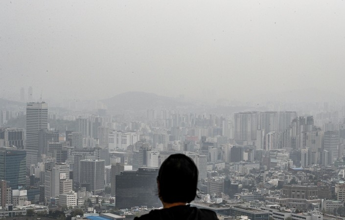 전국 대부분의 지역에 미세먼지 농도가 '나쁨' 수준을 보인 지난 16일 오전 서울 남산에서 바라본 도심이 뿌옇게 보이고 있다.