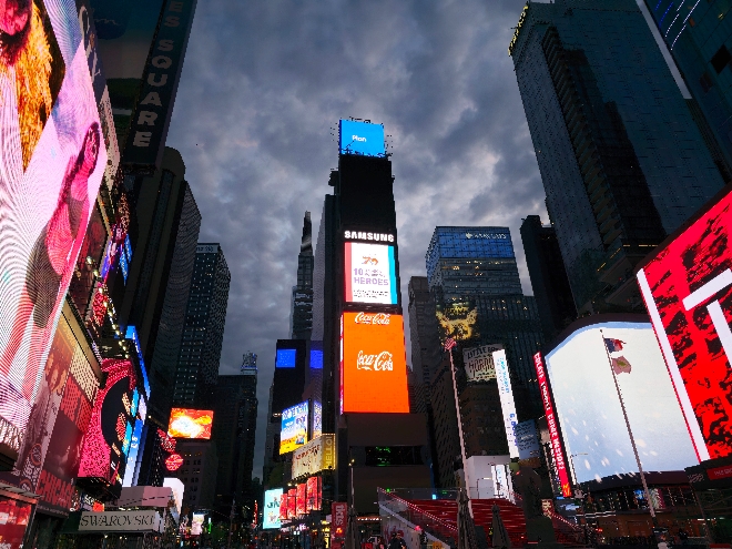 20일 미국 뉴욕 타임스 스퀘어에서 한국전쟁 참전 용사들에게 존경과 감사의 뜻을 담은 '한미동맹 70주년' 기념 헌정 영상을 공개했다. / 사진 = 삼성전자 제공