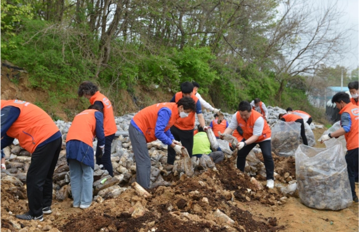 버섯 재배 농가에서 농촌 일손돕기 봉사활동을 편 한국체육산업개발과 농협 서울지역 본부 임직원들