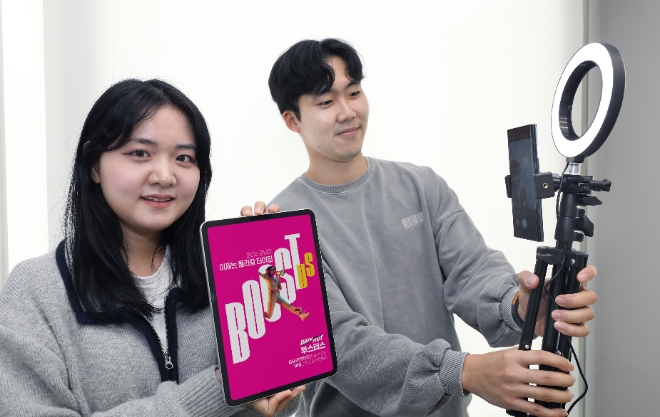 LG유플러스는 동영상 크리에이터가 직접 제작한 콘텐츠로 U+서비스를 고객에게 소개하는 ‘와이낫 부스터스’ 캠페인 시즌1을 진행한다고 23일 밝혔다. 사진은 와이낫 부스터스를 소개하는 LG유플러스 모델의 모습. / 사진 = LG유플러스 제공