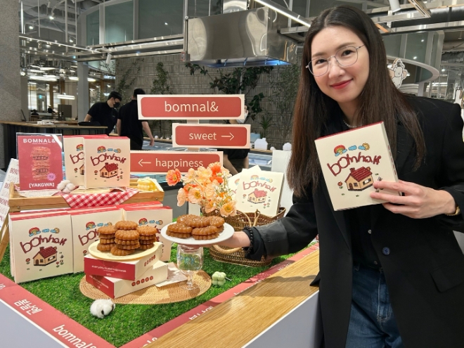 서울 영등포구에 위치한 현대백화점 더현대 서울 지하1층 '봄날엔약과' 팝업 행사장에서 인기 유튜버 '여수언니' 정혜영씨가 상품을 소개하고 있는 모습. / 사진 = 현대백화점 그룹