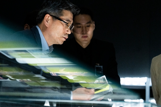 기아 송호성 사장이 오퍼짓 유나이티드(Opposites United) 전시를 관람하는 모습. / 사진 제공 = 기아