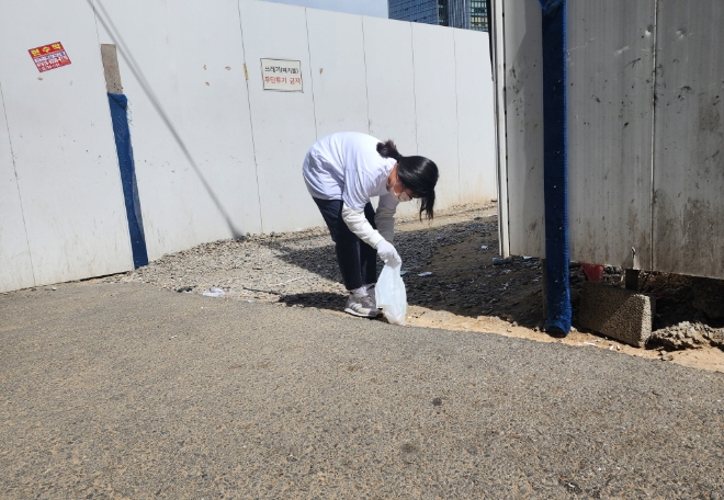 지구의날 플로깅 이벤트에 참여한 참가자가 용산가족공원 일대에 버려진 쓰레기를 수거하고 있는 모습. / 사진 = 풀무원 제공