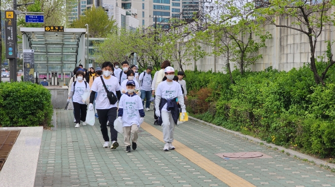 22일 풀무원과 SSG닷컴의 지구의날 플로깅 이벤트에 참여한 참가자들의 모습