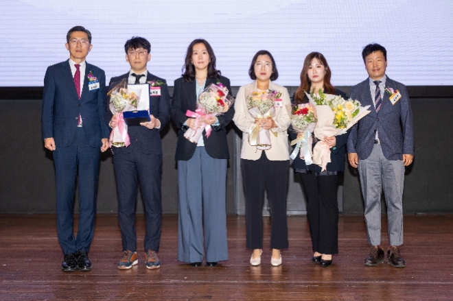 (왼쪽부터) 이필수 대한의사협회장, 손락훈 메디포뉴스 기자, 김경은 조선일보 기자, 김아름 보건신문 기자, 서상희 채널A 기자, 장평주 GC(녹십자홀딩스) 대외협력실장