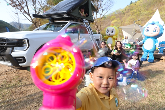 KT 키즈랜드 전용캠핑장 '횡성 병지방 오토캠핑장'에서 진행되는 스페셜캠핑에서 KT 가족 고객이 캠핑을 즐기고 있는 모습. / 사진 = KT 제공