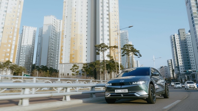 일반도로 주행에 나선 현대모비스‘e-코너 시스템’실증차량. / 사진 제공 = 현대모비스