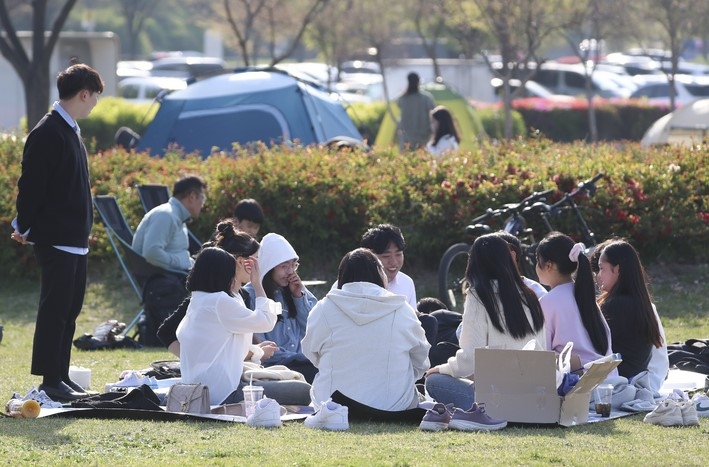 봄 날씨를 보인 지난 9일 오후 서울 송파구 잠실한강공원에서 학생들이 나들이를 즐기고 있다.
