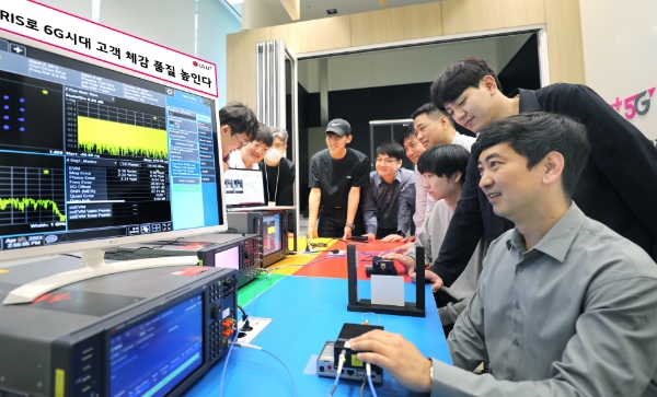 LG유플러스와 포항공과대학교 홍원빈 교수 연구팀, 키사이트테크놀로지스 임직원이 RIS 테스트를 하는 모습. / 제공:LG유플러스