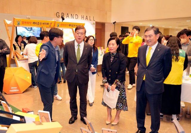 지난 21일(금) KB증권 본사에서 진행된 자립준비청년 지원 ‘행복뚝딱 깨비증권 바자회’에서 노종갑 커뮤니케이션 본부장(왼쪽에서 첫 번째)이 KB증권 박정림 대표(왼쪽에서 세 번째)와 김성현 대표(왼쪽에서 네 번째), 초록우산 어린이재단 황영기 회장(왼쪽에서 두 번째)에게 바자회 물품을 안내하고 있다.