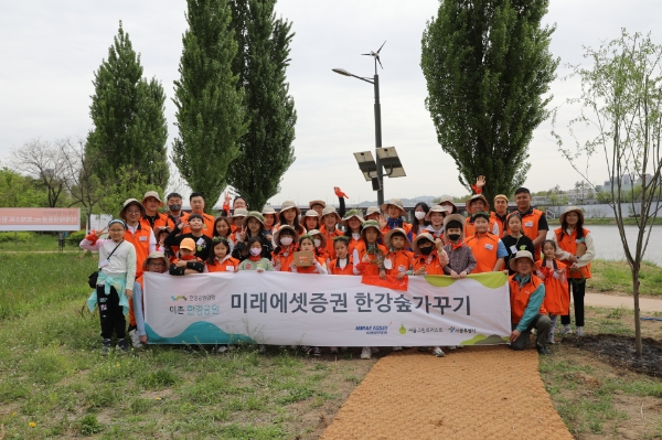 미래에셋증권 최현만 회장(오른쪽 끝)과 임직원 및 가족이 기념촬영 하는 모습. / 제공:미래에셋증권