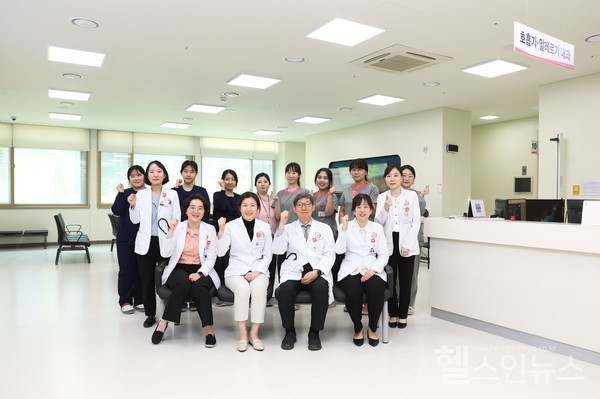 한림대학교동탄성심병원호흡기알레르기내과의료진이외래및검사실확장개소를기념해화이팅포즈를취하고있다.