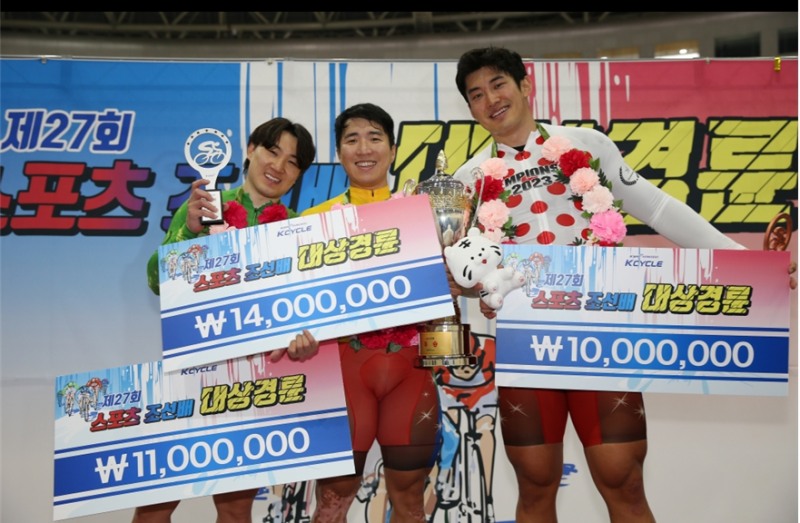 스포츠조선배 대상경륜 시상식에서 입상자들이 트로피를 들고 기뻐하고 있다(좌측부터 2위 전원규, 우승 임채빈, 3위 정해민)