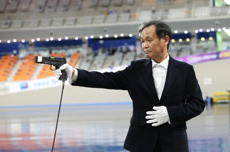 광명스피돔에서 열린 스포츠조선배 대상경륜 결승전에서 장정구 전 선수가 시총을 하고 있다