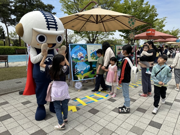 국가철도공단 마스코트 레일로가 22일 행구수변공원에서 ‘지구야 사랑해’ 행사에 참여하여 원주시민들을 만나고 있다. / 제공:국가철도공단
