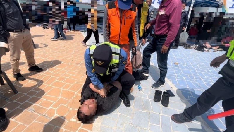 행사 안전관리 중 흉기 휘두른 주취자 제압 (사진제공 = 완도해양경찰)
