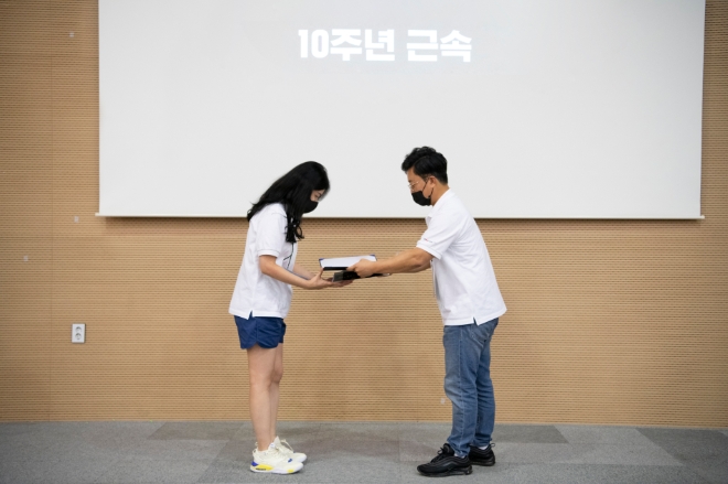 드림인사이트, 입사 10주년 장기근속 직원들에게 포상금 전달