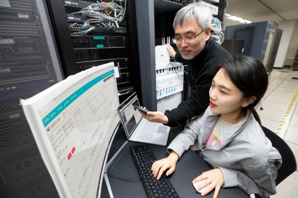 KT가 네트워크 장비 전문업체인 이루온과 함께 ‘스몰셀 게이트웨이’, 광중계기 협력사인 ㈜쏠리드와 ‘원칩솔루션’을 선보이는 등 국내 중소기업과 손잡고 핵심 네트워크 장비의 국산화에 나섰다고 밝혔다.사진은 중소기업과 함께 만든 국산 네트워크 장비를 테스트하는 모습