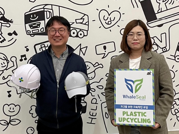 SK이노베이션이 지원·육성하고 있는 사회적기업 우시산 변의현 대표(사진 왼쪽)가 폐안전모와 폐안전모 및 폐페트병으로 만든 경량 안전모를 들고 기념사진을 촬영하고 있다. / 제공:SK이노베이션