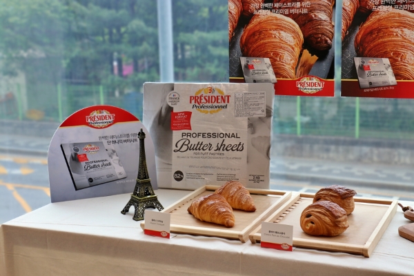 롯데웰푸드가 국내 유통하는 ‘프레지덩 버터시트 2Kg’ 제품과 이를 활용한 베이커리 메뉴를 시연회에서 소개하고 있다. / 제공:롯데웰푸드